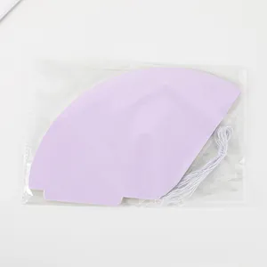 Helllila Makronen-Geburtstagsfeier-Papierhut mit weißem Gummiband in der Packung.