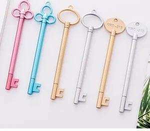 Vue détaillée de stylos gel créatifs en forme de clé rétro en plusieurs couleurs