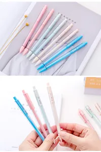 Nahaufnahme von minimalistischen Sechskant-Druckbleistiften in Pastell und klaren Schaften