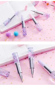 Bolígrafos creativos con forma de labial y purpurina líquida en color rosa suave. (81 characters)