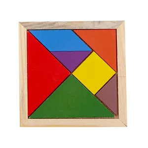 Ensemble de puzzle tangram en bois coloré éducatif dans un cadre en bois naturel