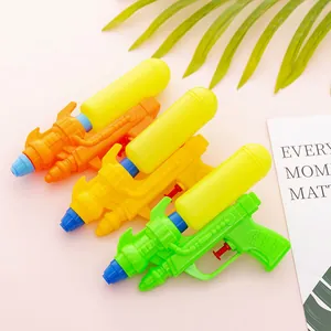 Kleurrijke plastic waterpistolen in groen, geel en oranje voor zomers zwembadplezier.