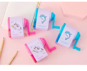 Simpatico temperamatite manuale a cartone animato per studenti in rosa e blu
