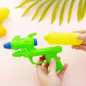 Compact groen en geel speelgoed waterpistool met afneembare tank voor de zomer