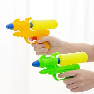 Paar levendige gele en groene plastic kleine waterpistolen voor buitenspelen in de zomer