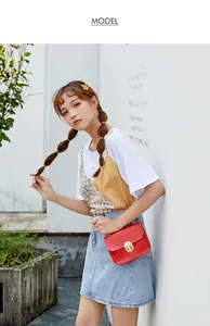 Piccola borsa a tracolla quadrata rossa motivo coccodrillo con catena d'oro sul modello