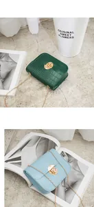 Elegante borsa a tracolla con stampa cocco e catena dorata in verde e azzurro