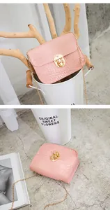 Vista dettagliata della borsa a tracolla rosa con motivo coccodrillo e catena d'oro
