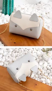 Viste dettagliate di una graziosa borsa a tracolla a forma di volpe con catena.