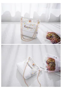 Transparente Umhängetasche aus PVC mit Gänseblümchen-Print und goldener Kette.
