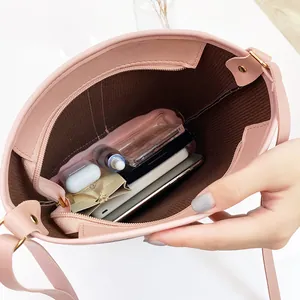 Ευρύχωρο εσωτερικό ροζ γυναικείας τσάντας bucket που δείχνει τη χωρητικότητα