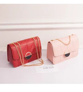 Primo piano di eleganti borse a catena con motivo a rombi in rosso e rosa