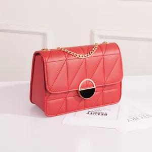 Elegante borsa a tracolla quadrata trapuntata rossa con catena dorata e chiusura