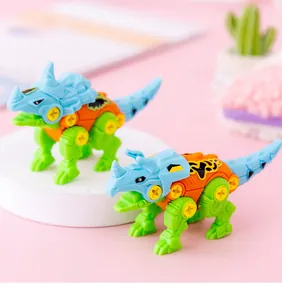 Vue détaillée de jouets de dinosaures triceratops colorés à démonter soi-même