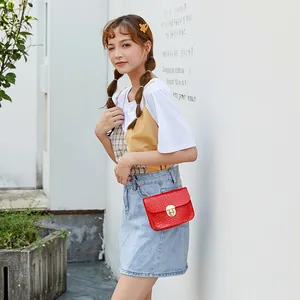 Elegante borsa a tracolla rossa con motivo a coccodrillo, serratura dorata e catena