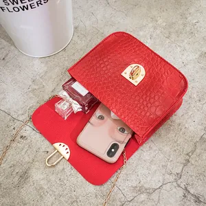 Borsa a tracolla rossa motivo coccodrillo con chiusura oro e vista sulla capienza
