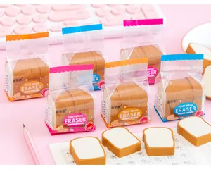 Nahaufnahme von süßen Toastbrot-Radiergummis in bunten Mini-Kunststoffbeuteln verpackt.