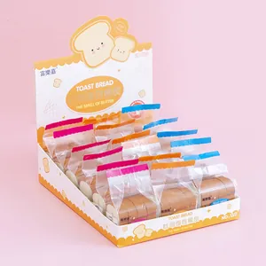 Set mit 18 süßen Radiergummis in Form von Toastbrot in einer Verkaufsverpackung