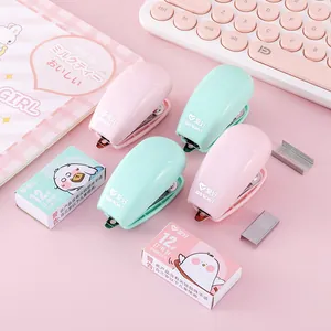 Tragbares Mini-Cartoon-Hefter-Set in Rosa und Minzgrün inklusive Heftklammern für das Büro