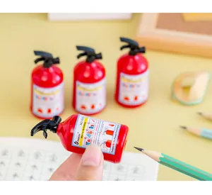 Nahaufnahme eines kreativen Feuerlöscher-Anspitzers, der mit einem Stift verwendet wird