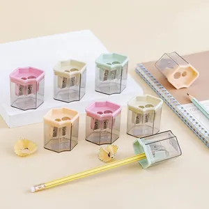 Geometrische Anspitzer in Morandi-Farben mit zwei Löchern auf hellem Hintergrund