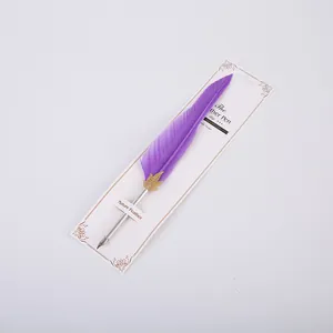 Détail d'un stylo plume en plume violette naturelle sur une carte décorative