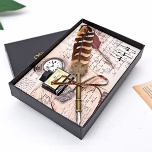 Vue détaillée d'un ensemble de plume d'oie vintage et d'encre dans un coffret cadeau noir