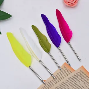 Lot de cinq stylos plume vintage colorés avec des pointes en métal ornées et détaillées