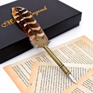 Détail d'un stylo plume en plumes de style vintage avec ornement en feuille d'érable.
