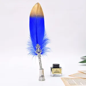 Détail d'un ensemble stylo plume vintage bleu et or avec base en argent et encre
