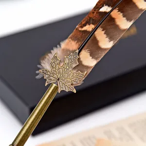 Gros plan d'un stylo plume vintage avec un accent métallique en forme de feuille d'érable.