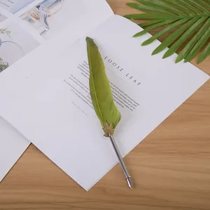 Porte-plume élégant en plumes vertes avec ornement de feuilles en métal vintage