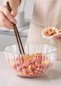 Grand bol à mélanger en verre avec bord doré pour préparer la farce de boulettes