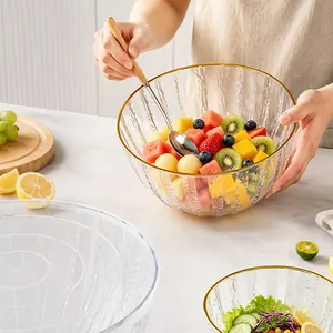 Élégant bol à salade en verre avec bord doré et texture martelée pour fruits frais