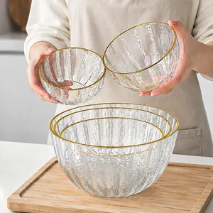 Élégant ensemble de bols à salade en verre clair avec bord doré et texture rainurée