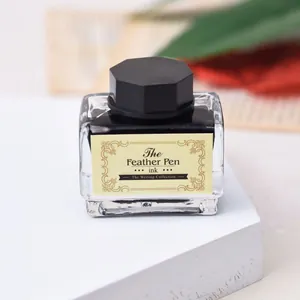 Détail macro d'un flacon d'encre noire classique avec une étiquette de style vintage