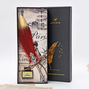 Gros plan d'un ensemble de plumes vintage dans un élégant coffret cadeau noir chic