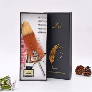 Set di penne a piuma vintage con cinque pennini e inchiostro in confezione regalo.