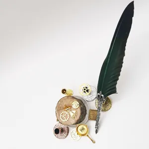 Λεπτομέρεια vintage πένας με φτερό και steampunk γρανάζια και μεταλλικά στοιχεία