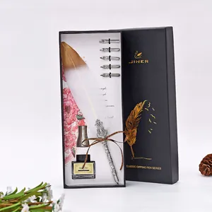 Set di penne a piuma bianca vintage con calamaio e cinque punte in confezione