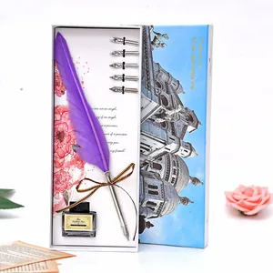 Coffret cadeau plume d'oie vintage violette élégante avec encrier et cinq plumes en métal.