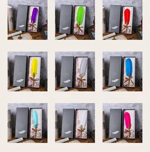 Een collectie van negen vintage ganzenveer pen cadeausets in vele diverse kleuren.