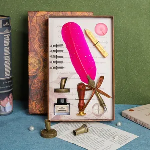 Elegantes Set mit pinkfarbener Gänsefeder, Siegellack und Stempel in Vintage-Optik
