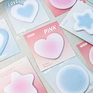 Gradiënt memoblaadjes in hart- en stervorm, roze en blauwe pastelkleuren voor kantoor.