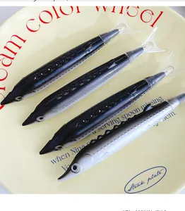 Detailansicht von vier kreativen Kugelschreibern in Fischform auf einem gelben Keramikteller