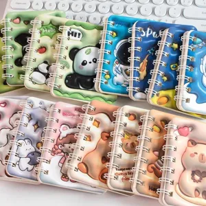 Detalle de cuaderno de espiral A7 con varias portadas de animales 3D