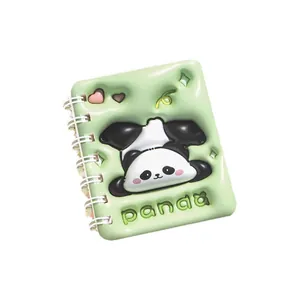 Libreta de espiral A7 con diseño de panda en 3D y cubierta acolchada verde claro.