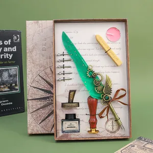 Coffret cadeau vintage avec plume d'oie verte, engrenages steampunk et sceau de cire