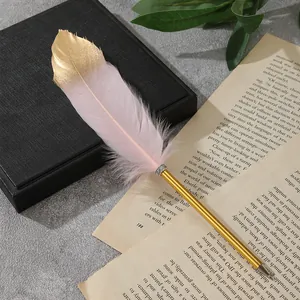 Eleganter Federkugelschreiber mit goldener Spitze auf antiken Buchseiten für Geschenke