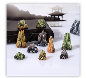 Detailansicht verschiedener Miniatur-Kunstreste für die Mikro-Landschafts-Bonsai-Dekoration